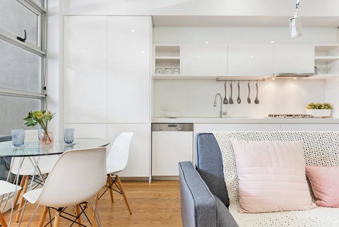 Light-Filled Beachside Apartment In Trendy Area - Hervey Bay Accommodation 3