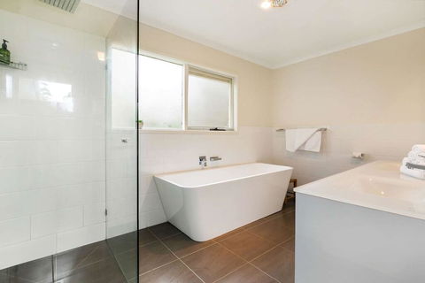 Lighthouse Cottage - Hervey Bay Accommodation 0