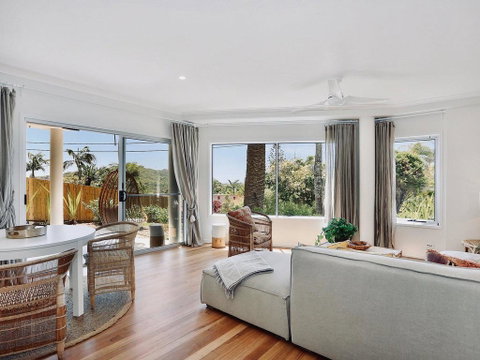 Lighthouse Lounge - Hervey Bay Accommodation 2