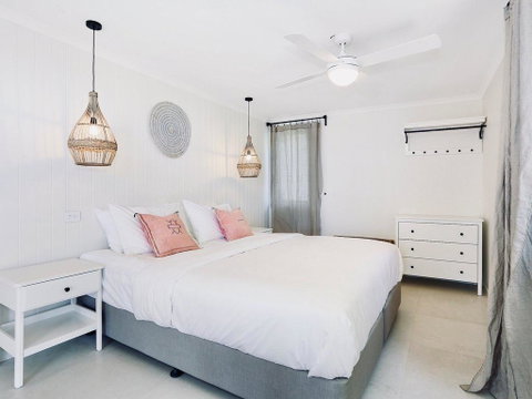 Lighthouse Lounge - Hervey Bay Accommodation 3