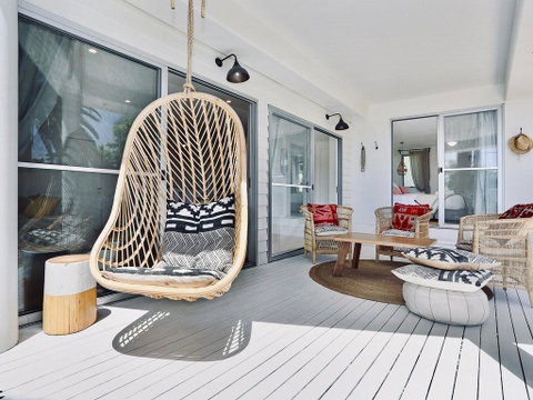 Lighthouse Lounge - Hervey Bay Accommodation 0