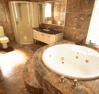 Luxuary self-contained living with Spa. - Hervey Bay Accommodation