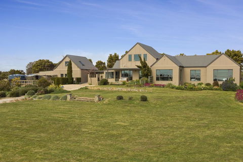 LUXURY WATERFRONT FAMILY HOME-TASMANIA (I)-L'Abode - Hervey Bay Accommodation 3