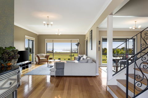 LUXURY WATERFRONT FAMILY HOME-TASMANIA (I)-L'Abode - Hervey Bay Accommodation 0