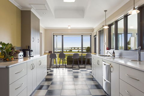 LUXURY WATERFRONT FAMILY HOME-TASMANIA (I)-L'Abode - Hervey Bay Accommodation 2