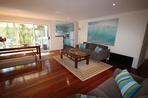 MAGIC BEACH HOUSE - PET FRIENDLY - Tourism Hervey Bay 0