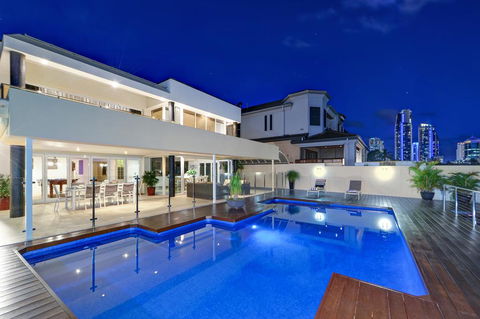 Magic On Main - Tourism Hervey Bay 0