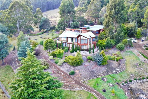 MAGICAL MOUNTAIN RETREAT - 20 Mins To CBD And Only 10 To MONA! - Hervey Bay Accommodation 0