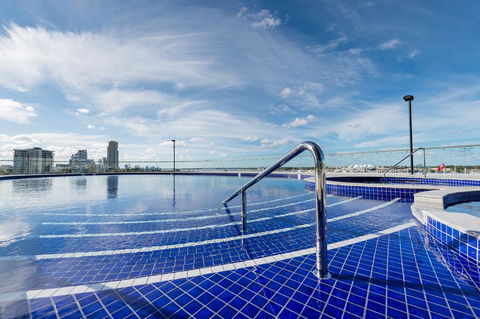 Meriton Suites Southport - Hervey Bay Accommodation 2