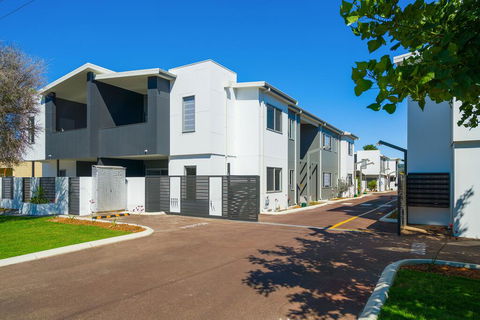 MERRIFIELD Foothill Suites - RELAXING LIFETYLE CHOICE - Hervey Bay Accommodation 0