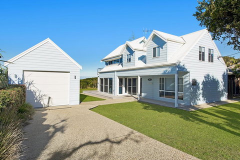 Middle Rock Beach House - Beach Front, Lake Cathie - Tourism Hervey Bay 0