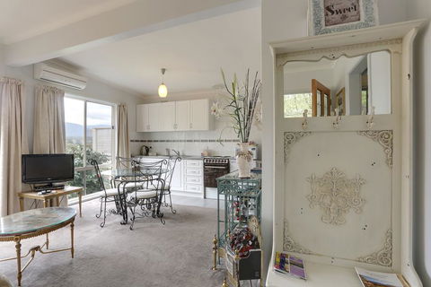 Montpellier Petite B+B - Hervey Bay Accommodation 0