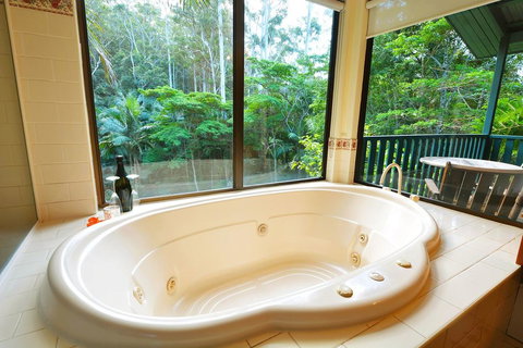 Montville Country Cabins - Hervey Bay Accommodation 2