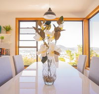 Moonah House-10 mins to CBD  MONA 4BR 2 BATH great view park 3 cars sleep 11 king bed en-suite - Tourism Hervey Bay