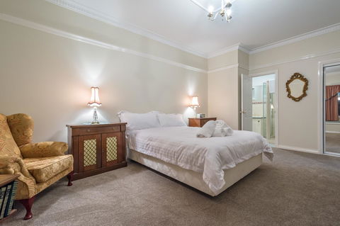 Serpentine Rose - Hervey Bay Accommodation 3