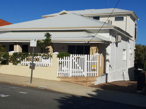 Stirling Apartments - Studio 1 - Hervey Bay Accommodation 2