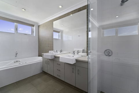 Luxury Suite Bunbury - Hervey Bay Accommodation 11
