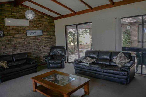 Geraldton Holliday Villas - Hervey Bay Accommodation 7