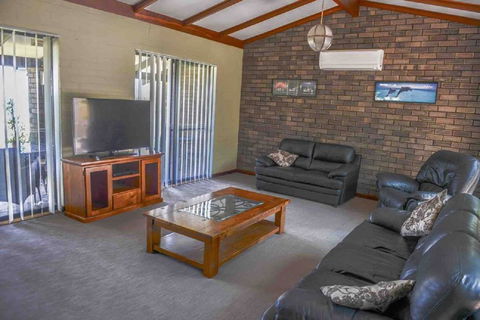 Geraldton Holliday Villas - Hervey Bay Accommodation 8