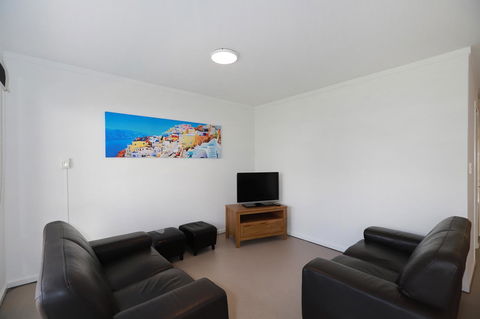 West Beach Lagoon 206 - Sleeps Three! Value!!! - Hervey Bay Accommodation 7
