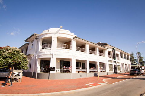 Cottesloe Beach Hotel - Tourism Hervey Bay 0
