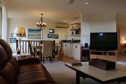 Crossland House - Hervey Bay Accommodation 14