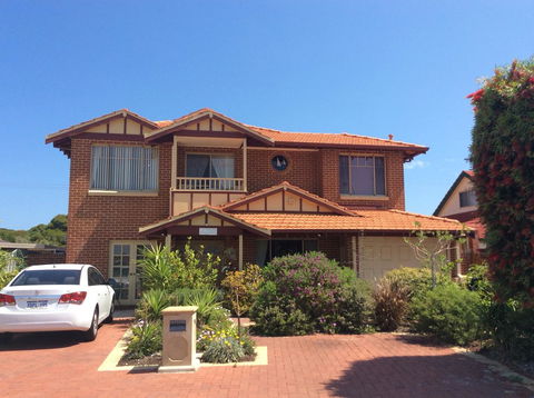 Crossland House - Hervey Bay Accommodation 0