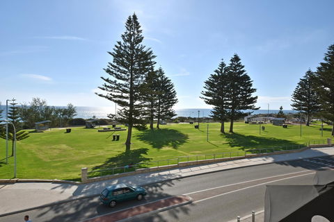 Mullaloo Beach Hotels & Apartments - Hervey Bay Accommodation 1