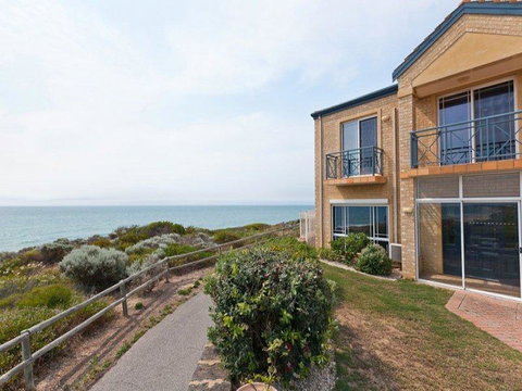 Caravel Beach House Mandurah - Hervey Bay Accommodation 0
