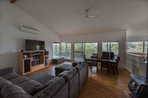 Peppy Beach Ocean Views - Hervey Bay Accommodation 4