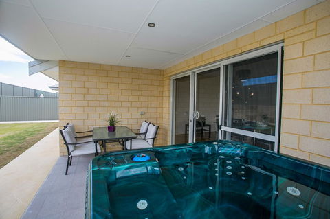 Indian Ocean Retreat - Tourism Hervey Bay 12
