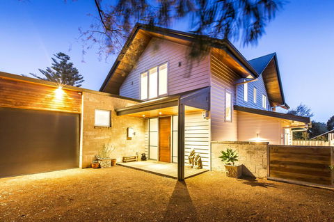 Arthouse - Tourism Hervey Bay 26