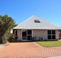 Osprey Holiday Village Unit 103/1 Bed - Perfect short stay apartment with King size bed - Tourism Hervey Bay