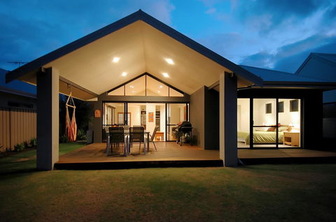 THE SANCTUARY LUXURY HOLIDAY HOME - Hervey Bay Accommodation 24