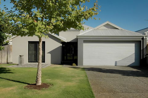 THE SANCTUARY LUXURY HOLIDAY HOME - Hervey Bay Accommodation 0