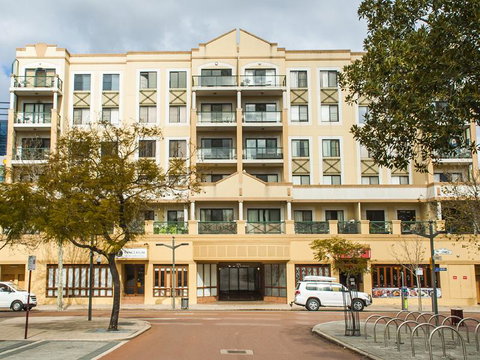 James On The Park - Executive Escapes - Hervey Bay Accommodation 4