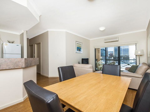 James On The Park - Executive Escapes - Hervey Bay Accommodation 1
