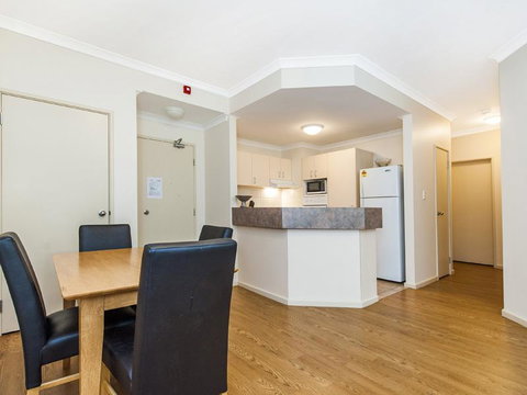 James On The Park - Executive Escapes - Hervey Bay Accommodation 9