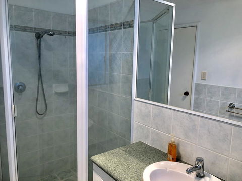 Charming Quiet Lodge-2 Minutes Walk To Shopping Complex - Tourism Hervey Bay 13