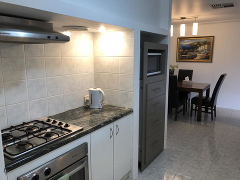 Charming Quiet Lodge-2 Minutes Walk To Shopping Complex - Tourism Hervey Bay 7