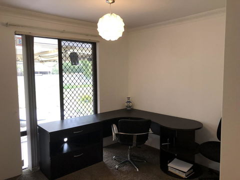 Charming Quiet Lodge-2 Minutes Walk To Shopping Complex - Tourism Hervey Bay 9