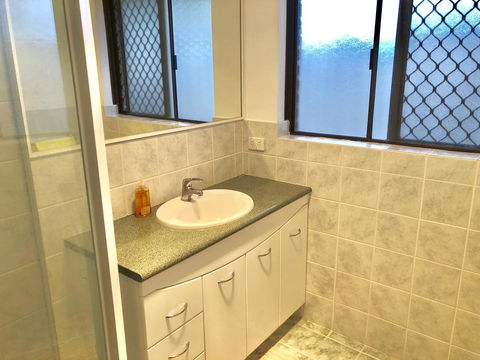 Charming Quiet Lodge-2 Minutes Walk To Shopping Complex - Tourism Hervey Bay 12