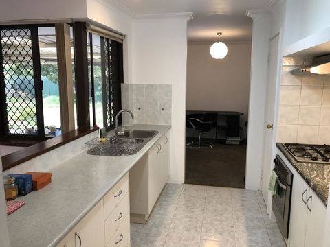 Charming Quiet Lodge-2 Minutes Walk To Shopping Complex - Tourism Hervey Bay 8