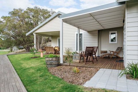 Stablebase - Hervey Bay Accommodation 0