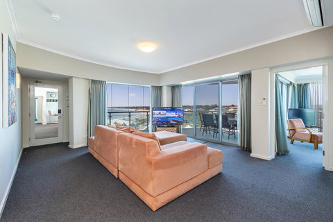 A 406 FANTASTIC OCEAN BEACH And MARINA VIEW APT - MANDURAH - Tourism Hervey Bay 0