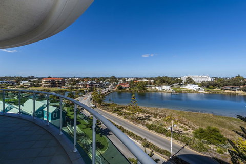 A 406 FANTASTIC OCEAN BEACH And MARINA VIEW APT - MANDURAH - Tourism Hervey Bay 11