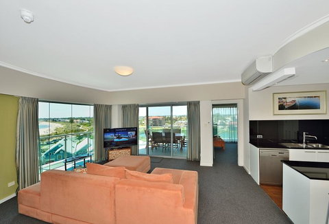 A 406 FANTASTIC OCEAN BEACH And MARINA VIEW APT - MANDURAH - Tourism Hervey Bay 10