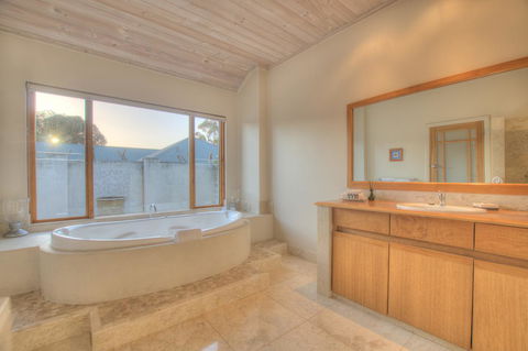 Moana Spa Villas - Prime Yallingup Location - Hervey Bay Accommodation 17