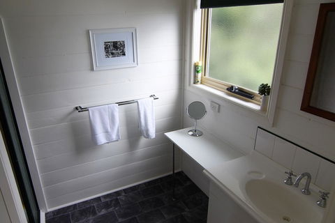 BINALONG BEACH COTTAGE Beachfront At Bay Of Fires Next To Restaurant - Hervey Bay Accommodation 7