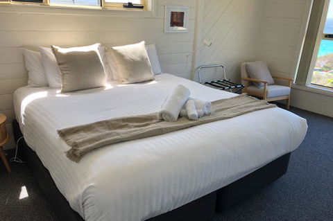 BINALONG BEACH COTTAGE Beachfront At Bay Of Fires Next To Restaurant - Hervey Bay Accommodation 6